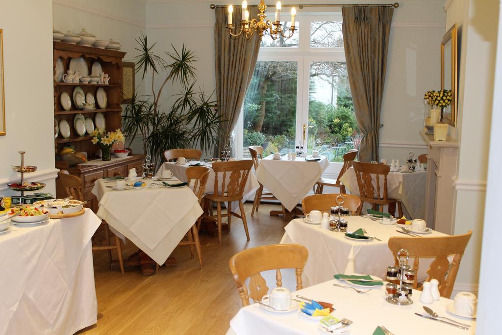 Ditton Lodge คิงส์ตันอะพอนเทมส์ ภายนอก รูปภาพ
