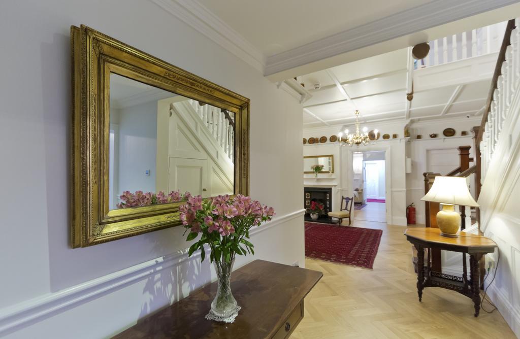 Ditton Lodge คิงส์ตันอะพอนเทมส์ ภายนอก รูปภาพ